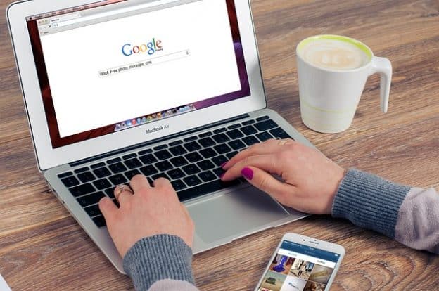 un rédacteur web fait ses recherches