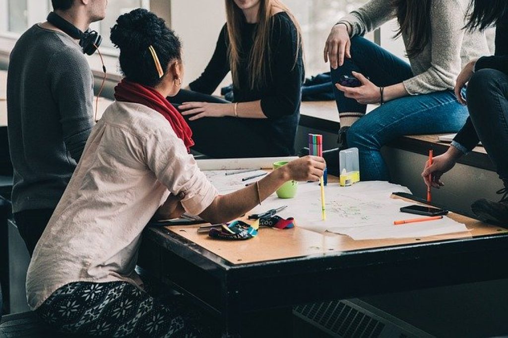 groupe de femmes reprenant des études