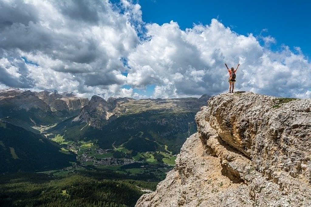 femme en haut d'un grand sommet